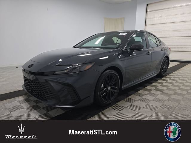 Used 2025 Toyota Camry SE image 1