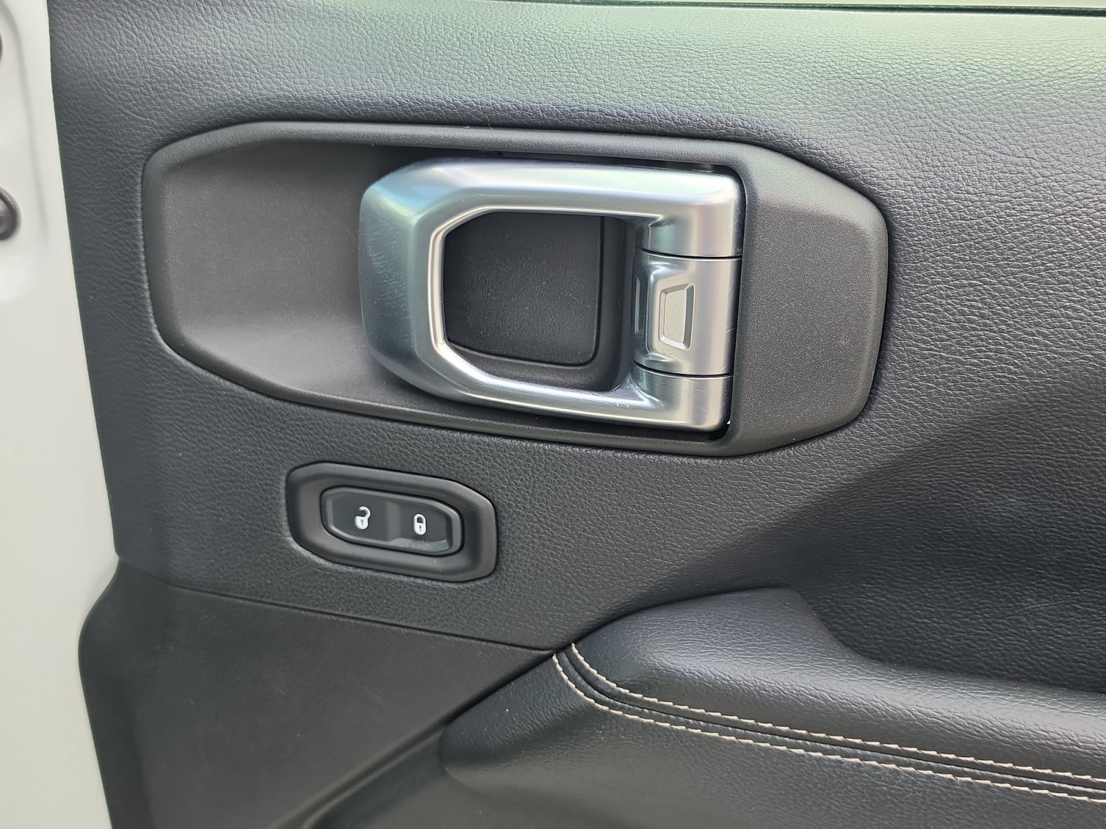 Used 2019 Jeep Wrangler Unlimited Sahara AWD/4WD image 33