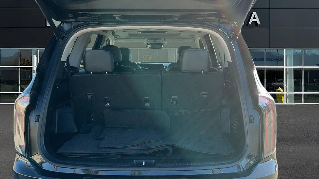 Used 2024 Kia Telluride EX w/ EX Captain's Chair Package FWD image 15