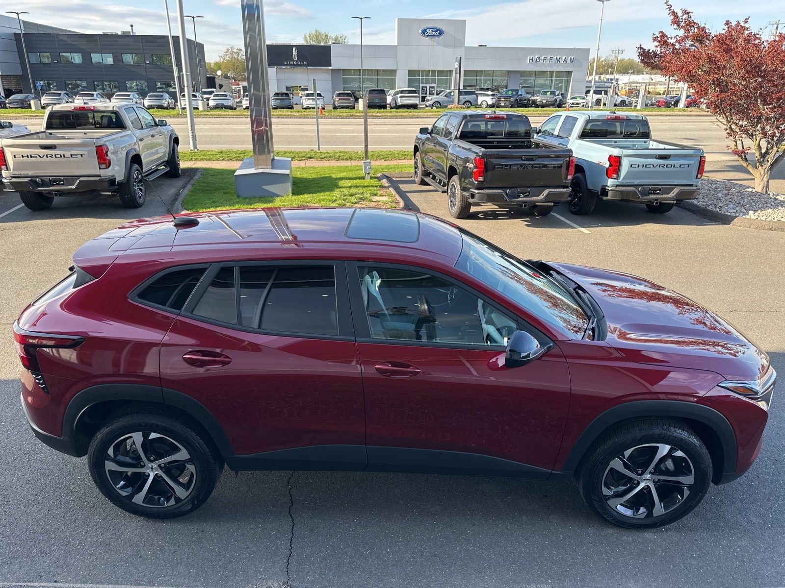 Used 2025 Chevrolet Trax RS w/ Sunroof Package image 4