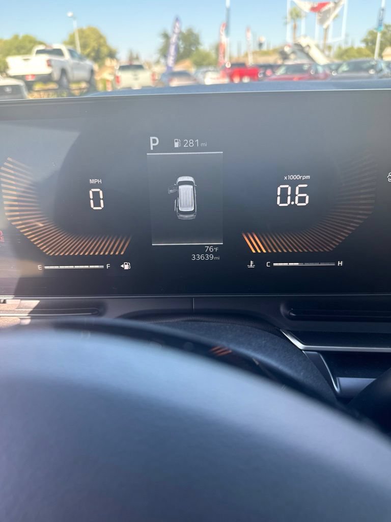 Used 2025 Kia Carnival FWD image 7