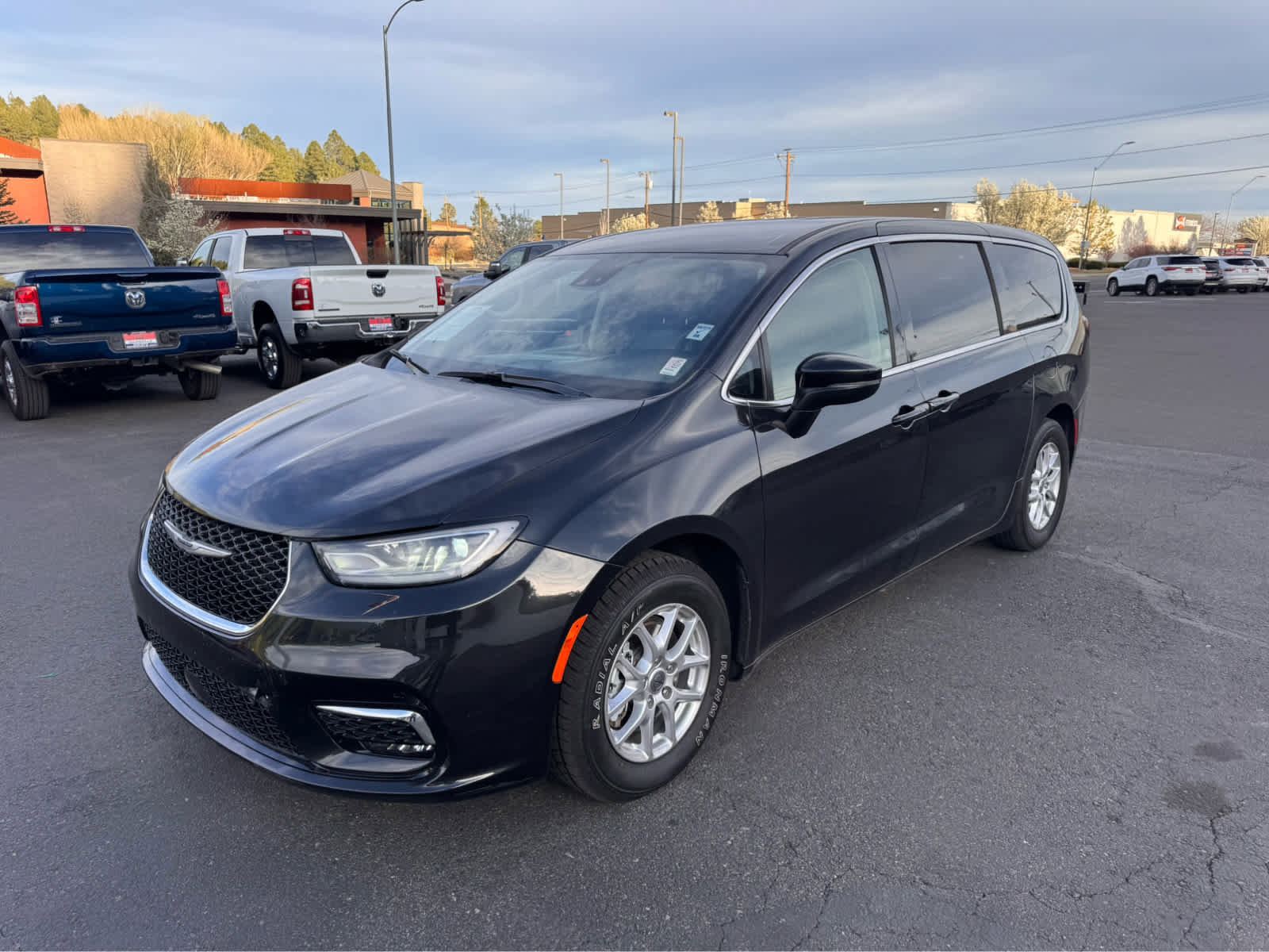 Used 2023 Chrysler Pacifica Touring-L image 1