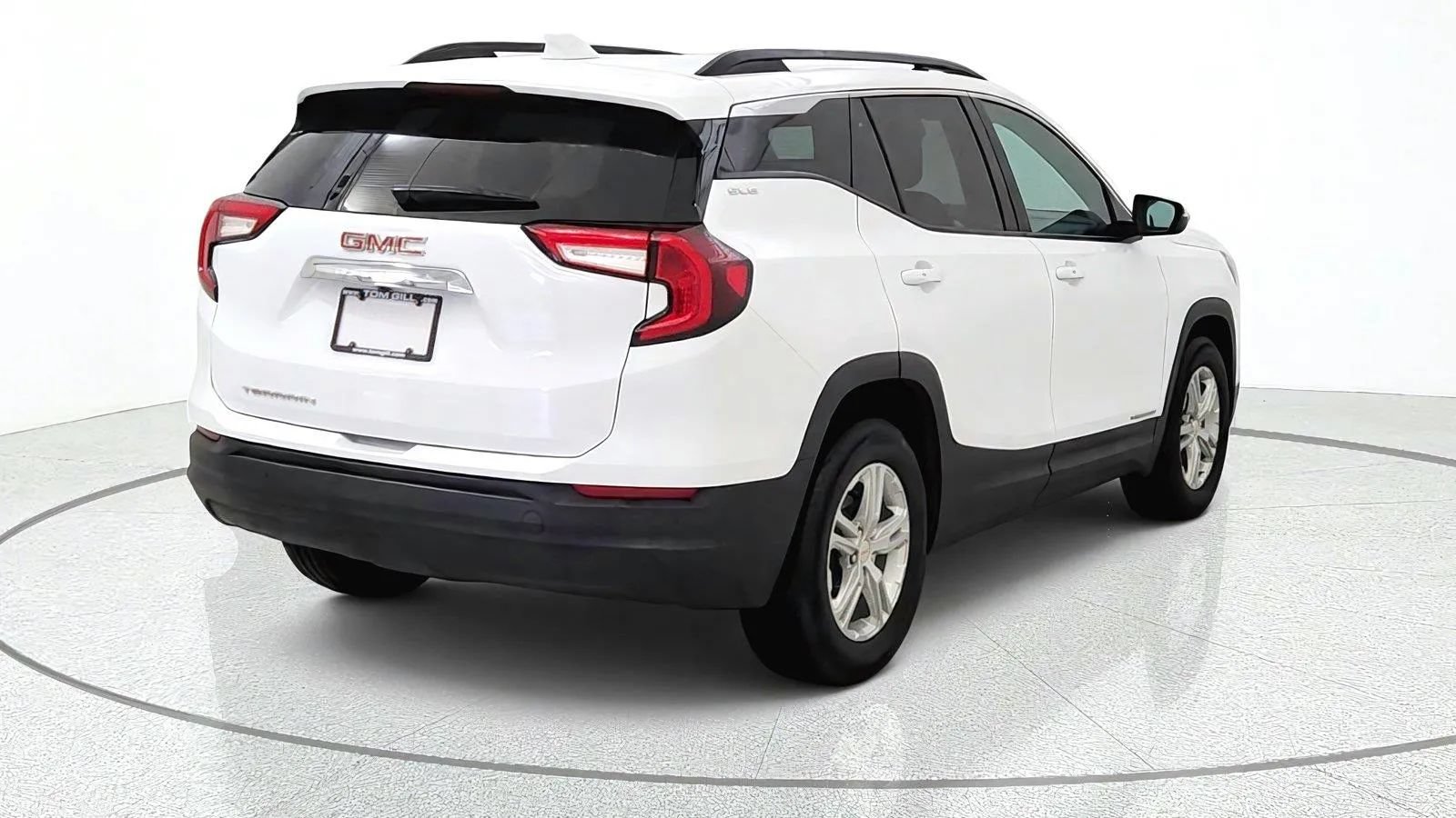 Used 2024 GMC Terrain SLE w/ Driver Convenience Package FWD image 8