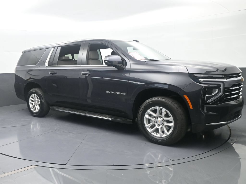 Used 2025 Chevrolet Suburban LT RWD image 8