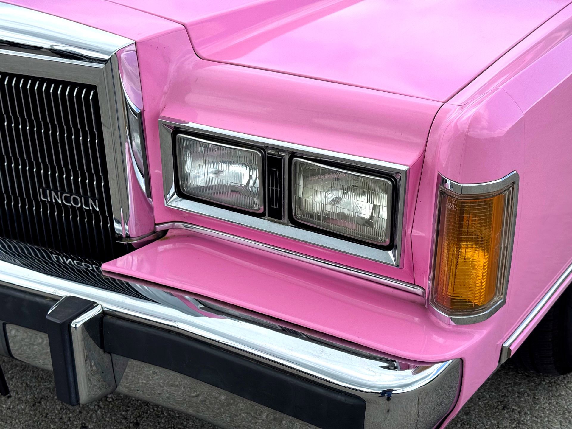 Used 1989 Lincoln Town Car Signature RWD image 4