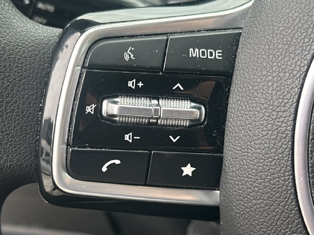 Certified 2025 Kia Sorento LX FWD image 27