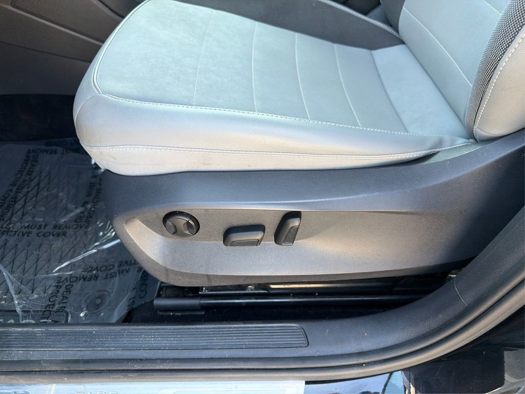 Used 2022 Volkswagen Taos SE w/ Panoramic Sunroof Package FWD image 20