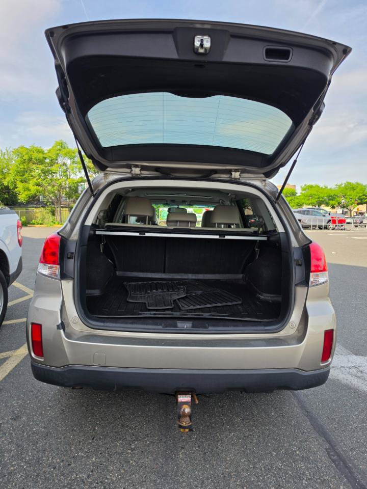 Used 2014 Subaru Outback 2.5i Limited w/ Moonroof Package AWD/4WD image 9