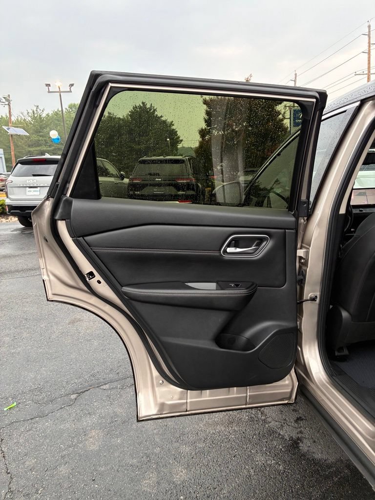 Used 2024 Nissan Rogue Platinum FWD image 46