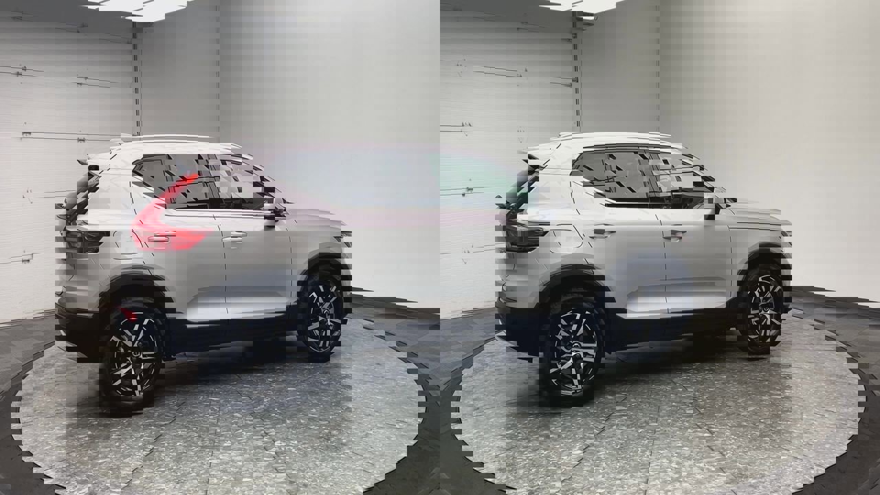 Used 2025 Volvo XC40 B5 Core image 39