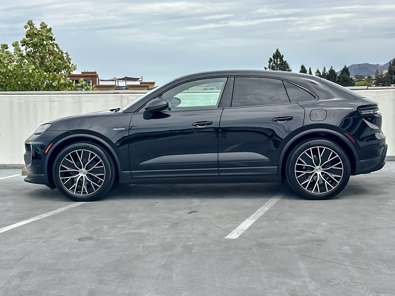 Used 2025 Porsche Macan Electric RWD image 3