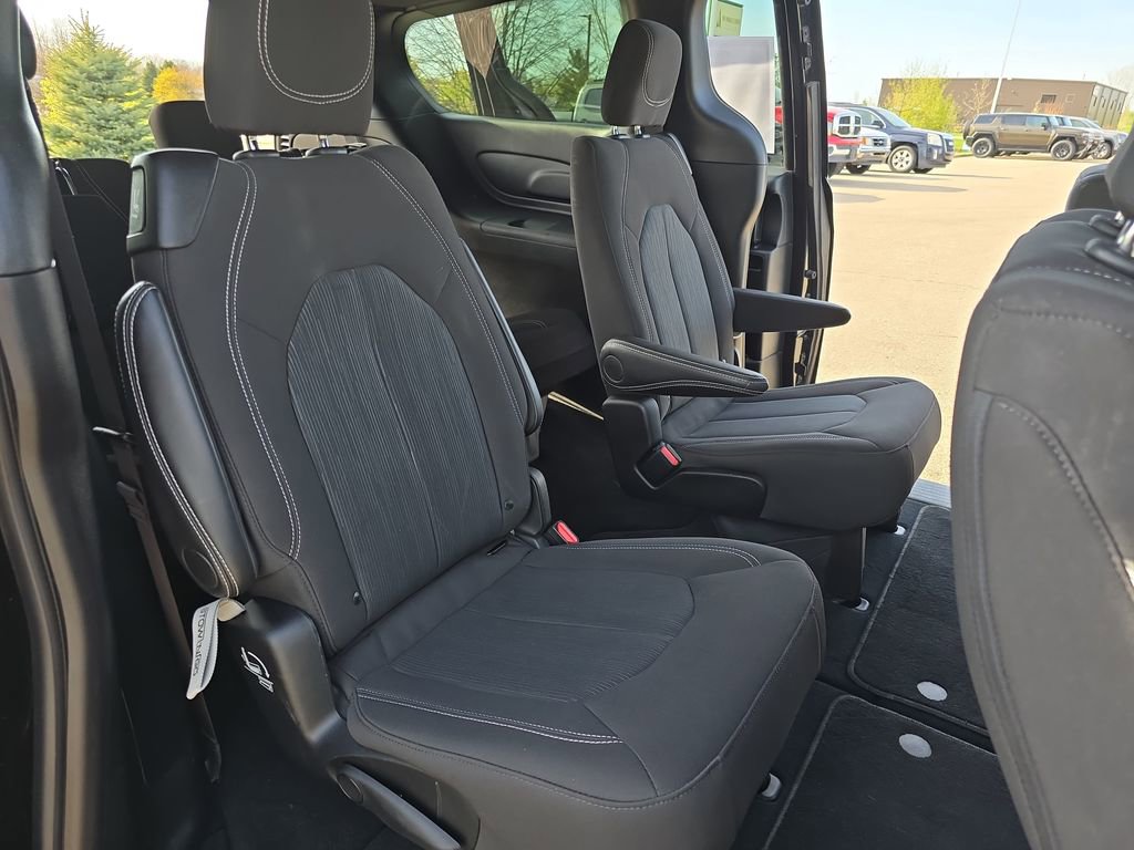 Used 2024 Chrysler Pacifica Touring FWD image 11
