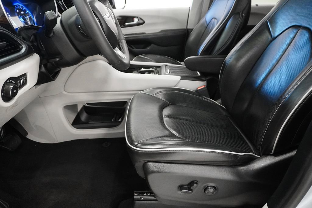 Certified 2024 Chrysler Pacifica Limited image 6