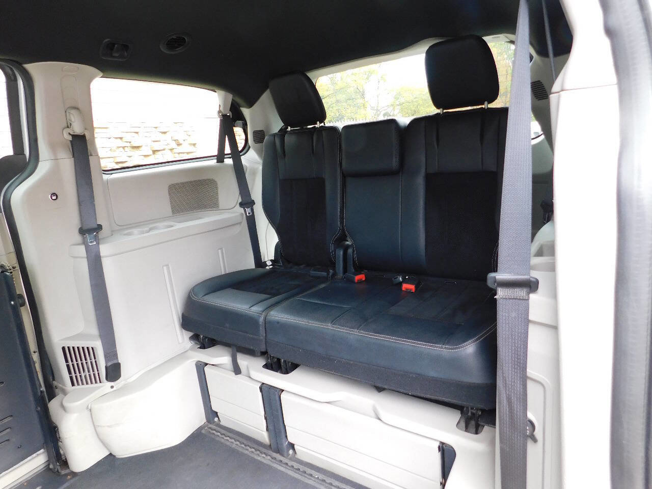 Used 2017 Dodge Grand Caravan SXT image 28