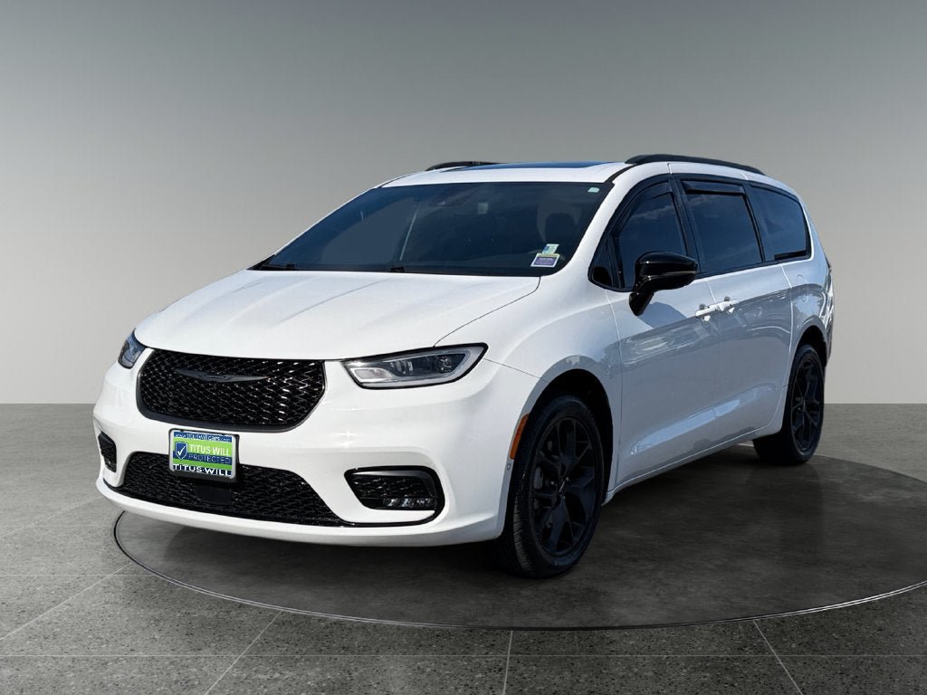 Used 2024 Chrysler Pacifica Limited w/ Uconnect Theater Family Group AWD/4WD image 3