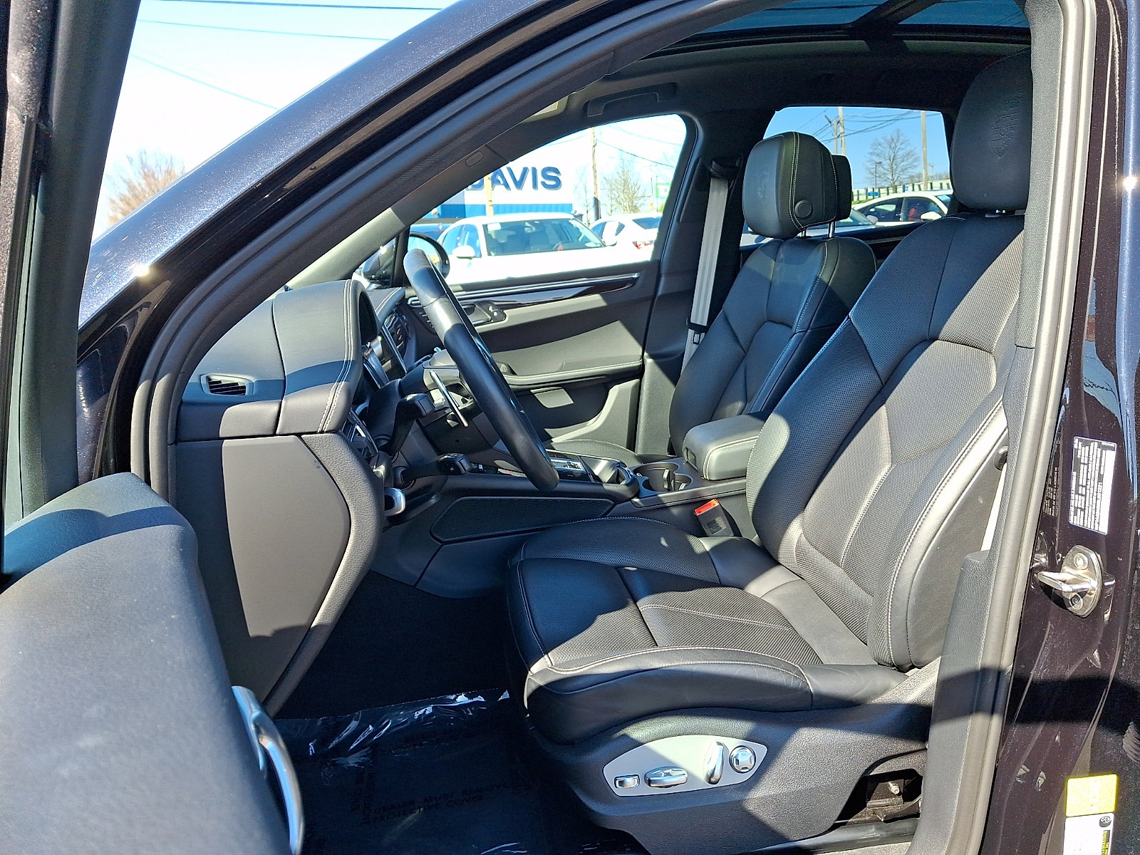 Used 2025 Porsche Macan image 13