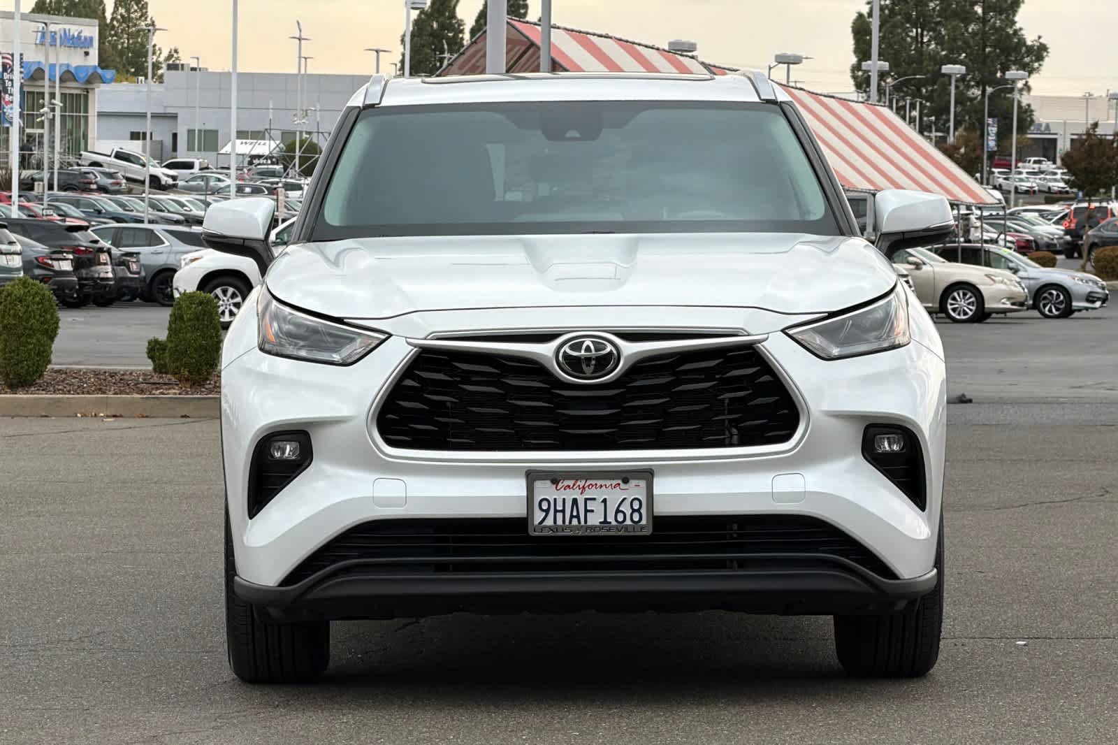 Used 2023 Toyota Highlander XLE AWD/4WD image 10