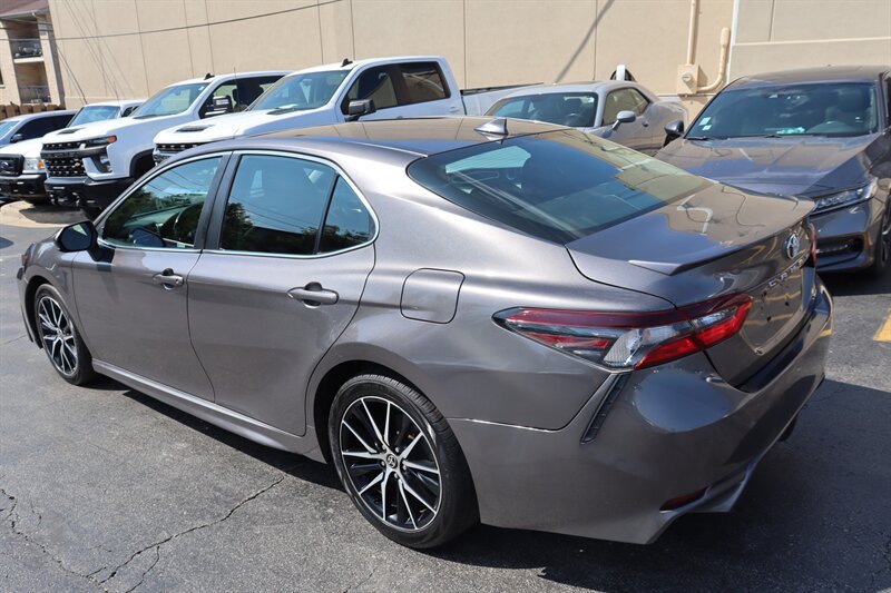 Used 2021 Toyota Camry SE w/ Carpet Mat Package (TMS) FWD image 5