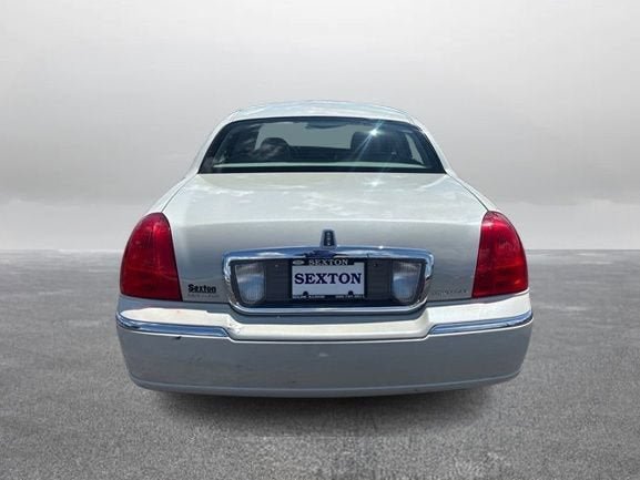 Used 2006 Lincoln Town Car Signature Limited RWD image 9