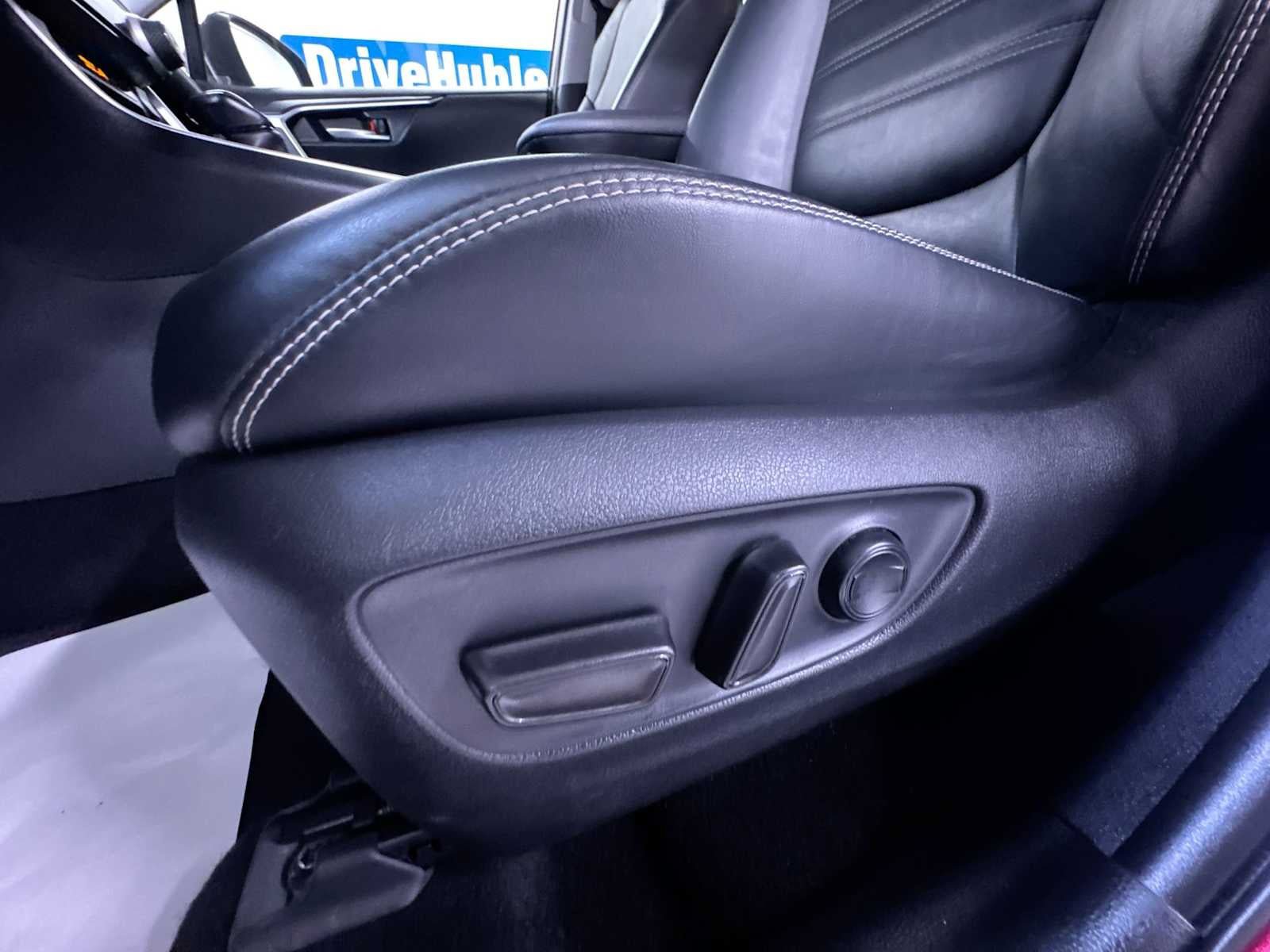 Used 2020 Toyota RAV4 XLE Premium image 5