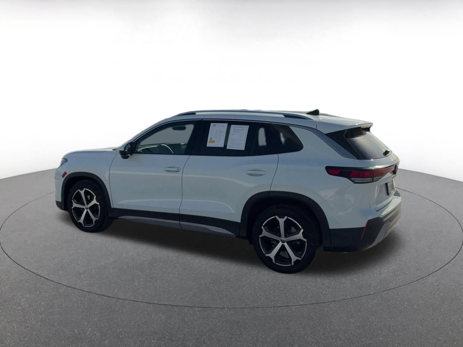 Used 2026 Volkswagen Tiguan SE FWD image 9