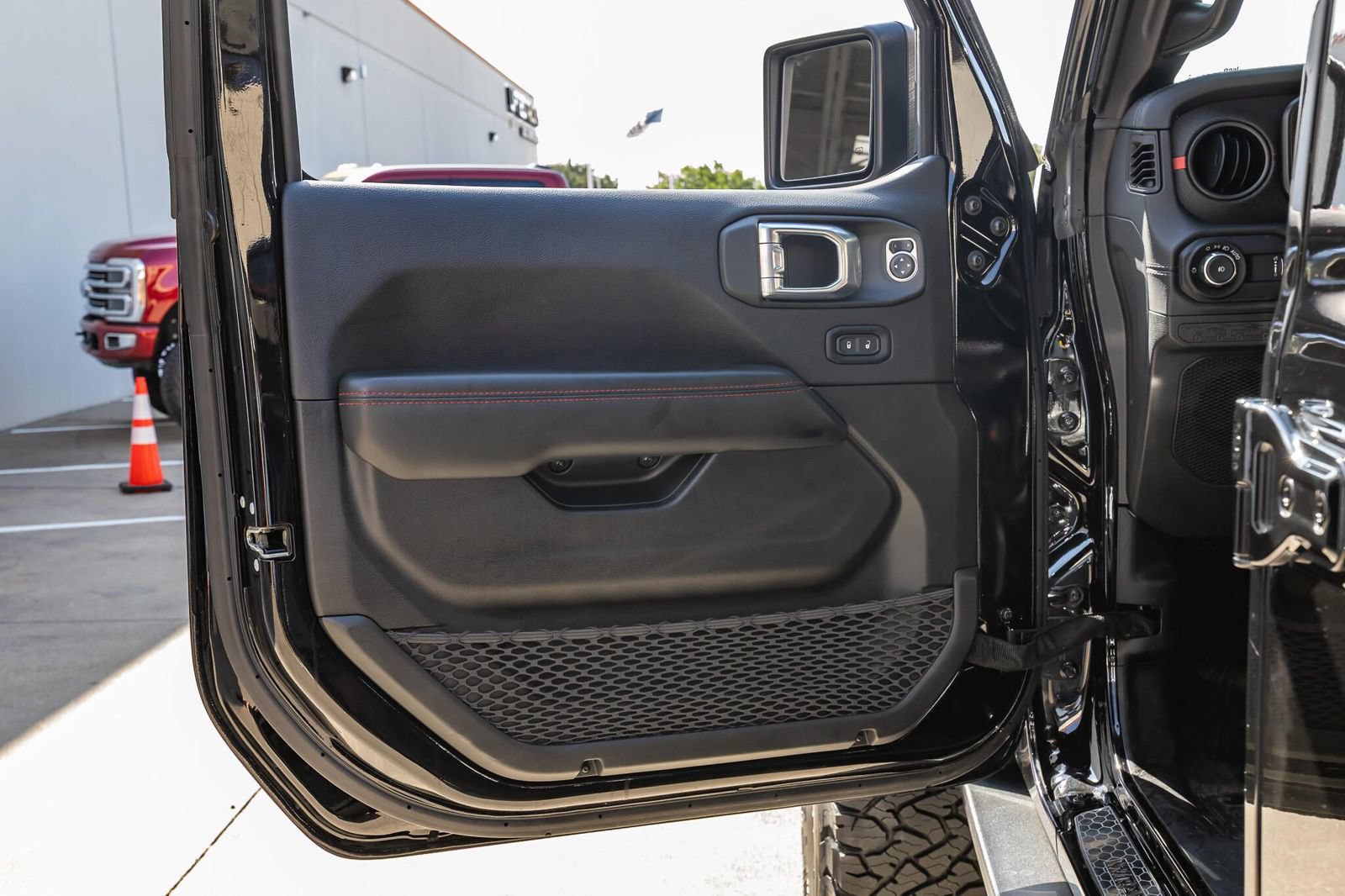 Used 2024 Jeep Wrangler Unlimited Rubicon AWD/4WD image 37