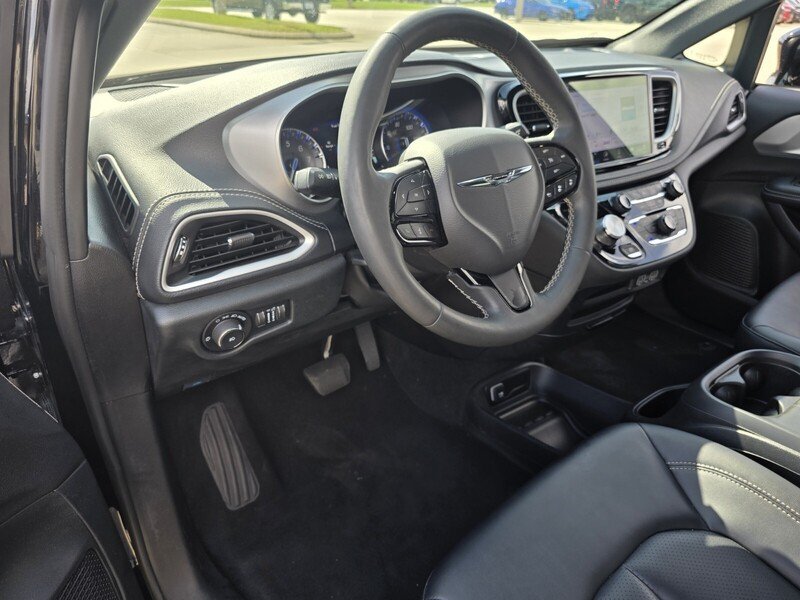 Used 2024 Chrysler Pacifica Touring-L w/ S Appearance Package AWD/4WD image 11