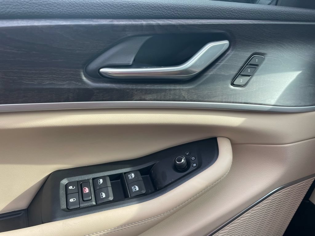 New 2026 Jeep Grand Cherokee L Limited w/ Luxury Tech Group II AWD/4WD image 32