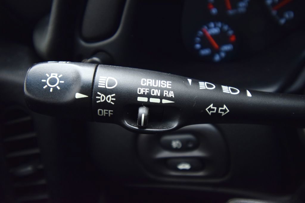 Used 2004 Chevrolet Corvette Coupe image 28