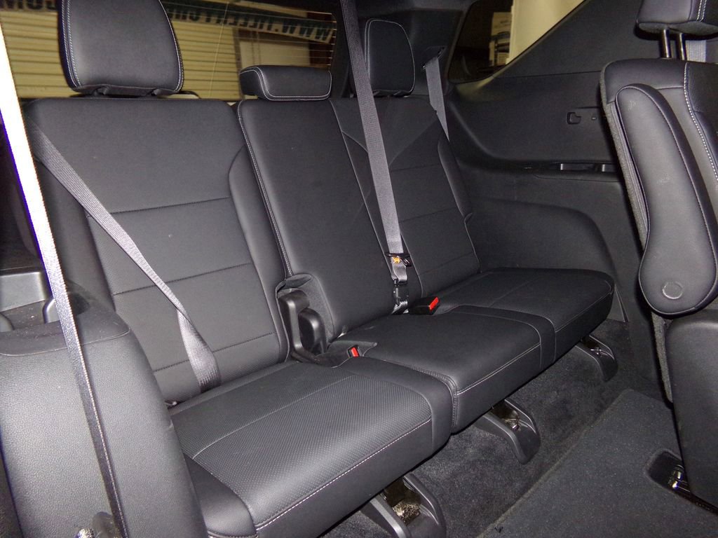 Used 2025 Chevrolet Traverse LT image 11