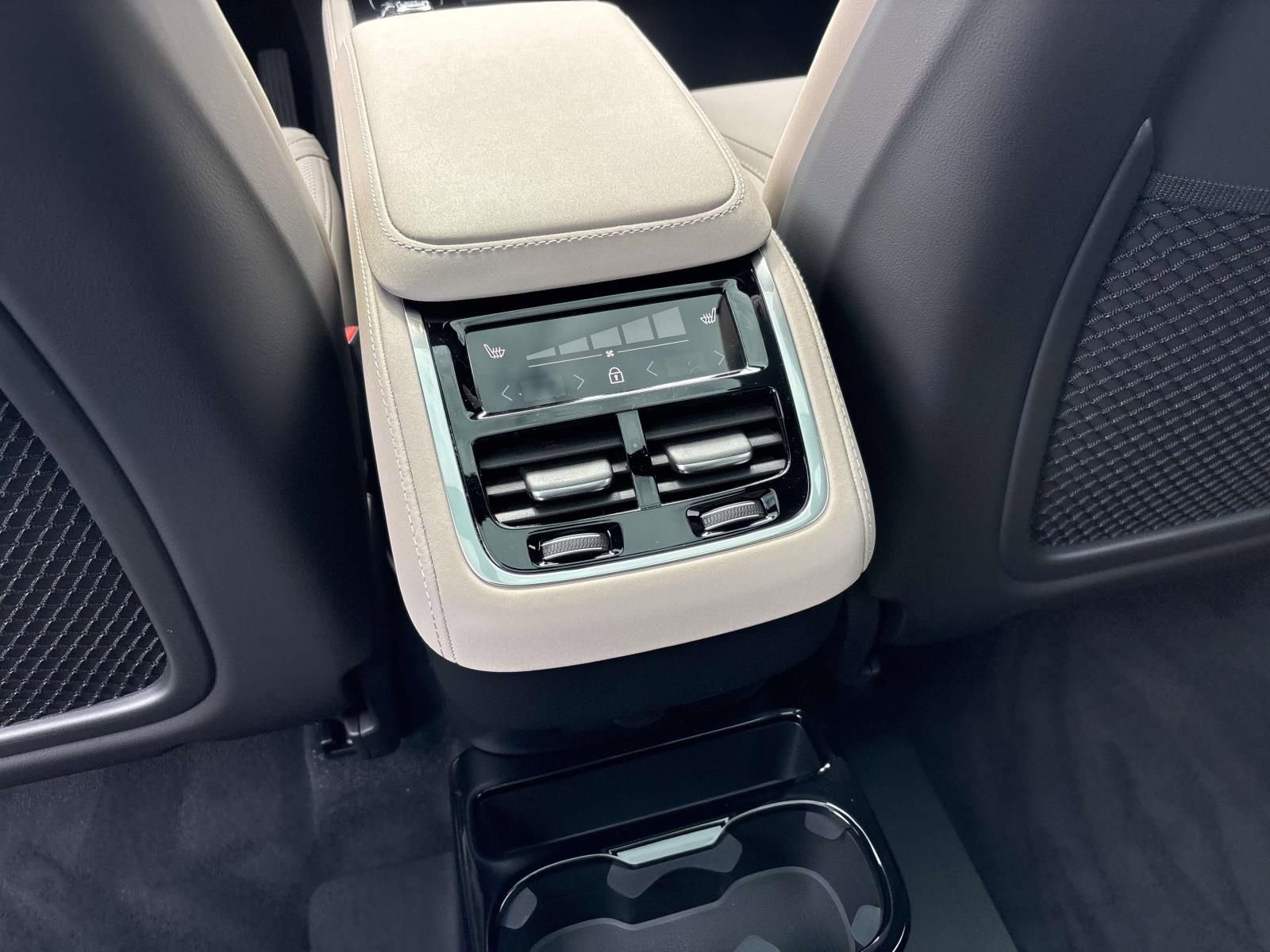 New 2026 Volvo XC90 B6 Plus w/ Protection Package Premier image 32