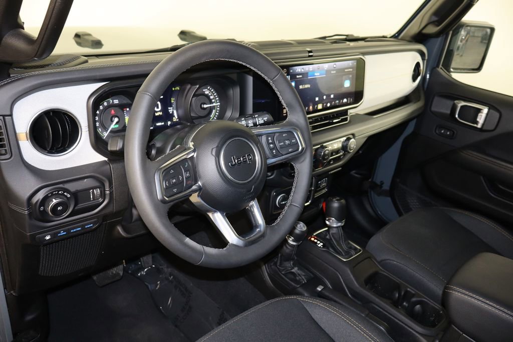 Used 2025 Jeep Wrangler Unlimited Sahara image 25