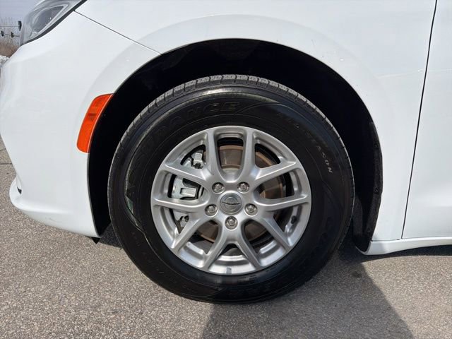 Used 2024 Chrysler Pacifica Touring-L image 16