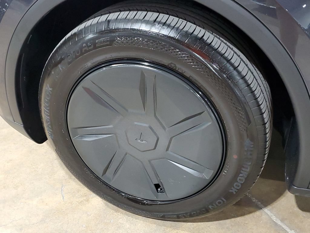 Used 2026 Tesla Model Y 2WD image 41