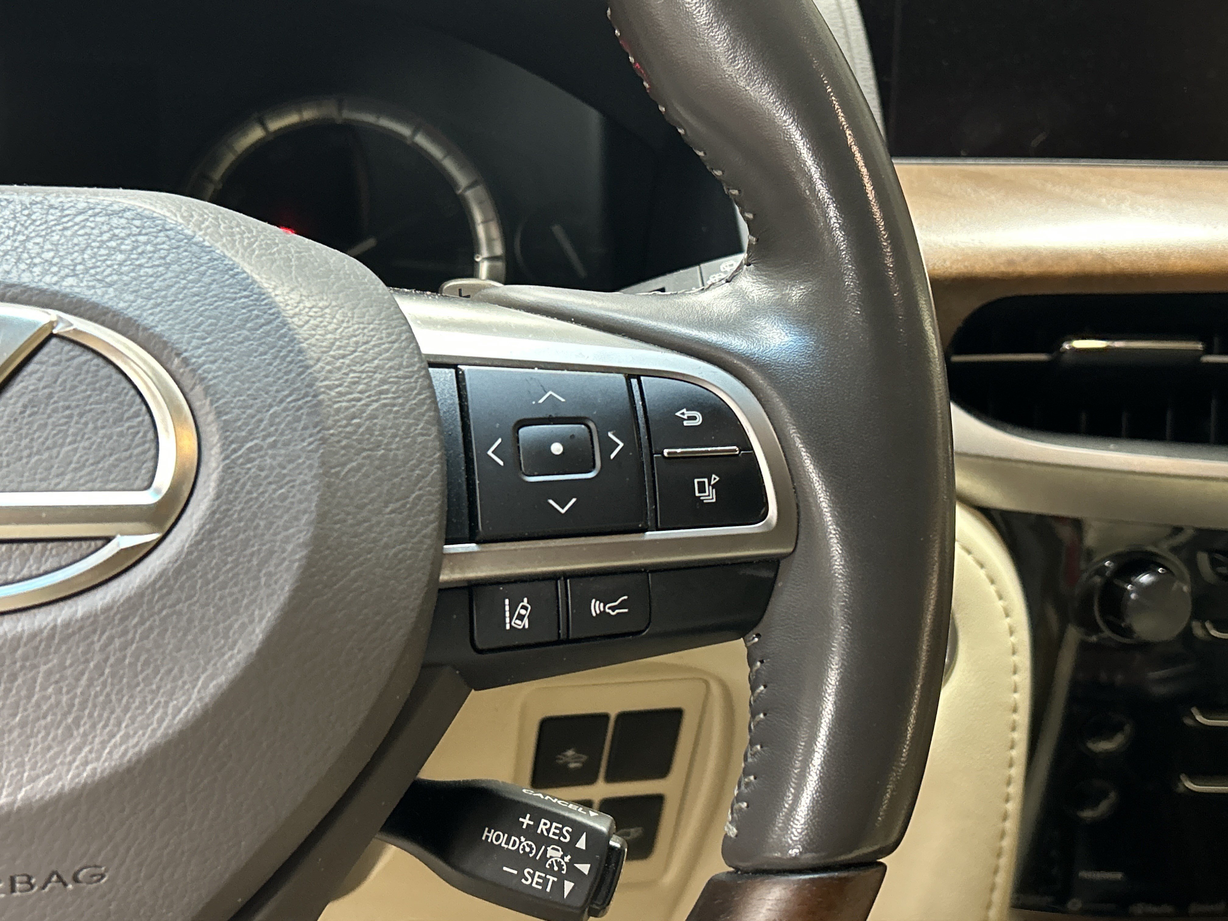 Used 2020 Lexus LX 570 4WD w/ Luxury Package image 20