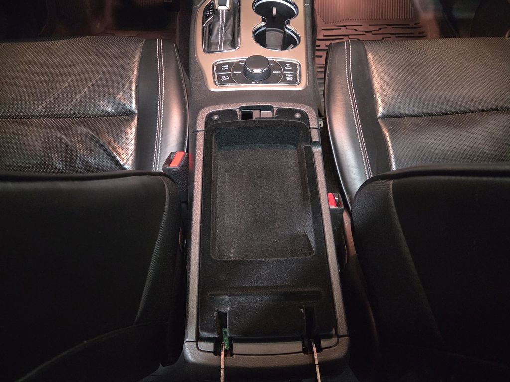 Used 2017 Jeep Grand Cherokee Overland w/ Jeep Active Safety Group image 24