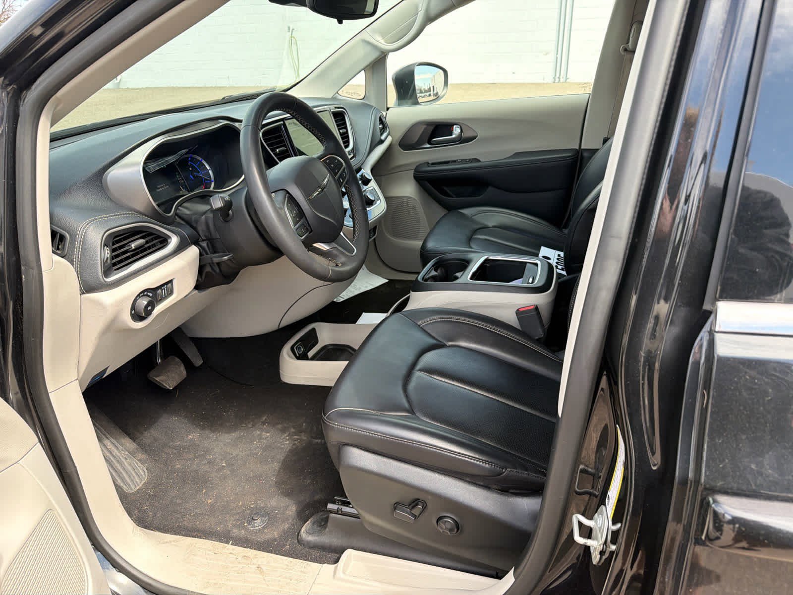 Used 2023 Chrysler Pacifica Touring-L FWD image 10