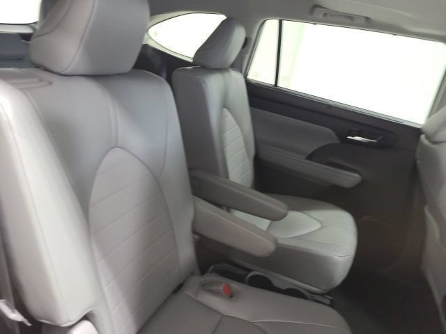 Used 2022 Toyota Highlander XLE FWD image 15