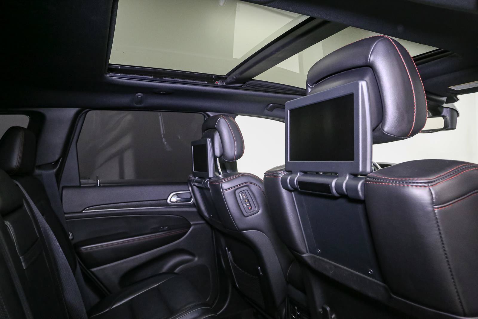 Used 2018 Jeep Grand Cherokee Trailhawk w/ Trailhawk Luxury Group AWD/4WD image 27