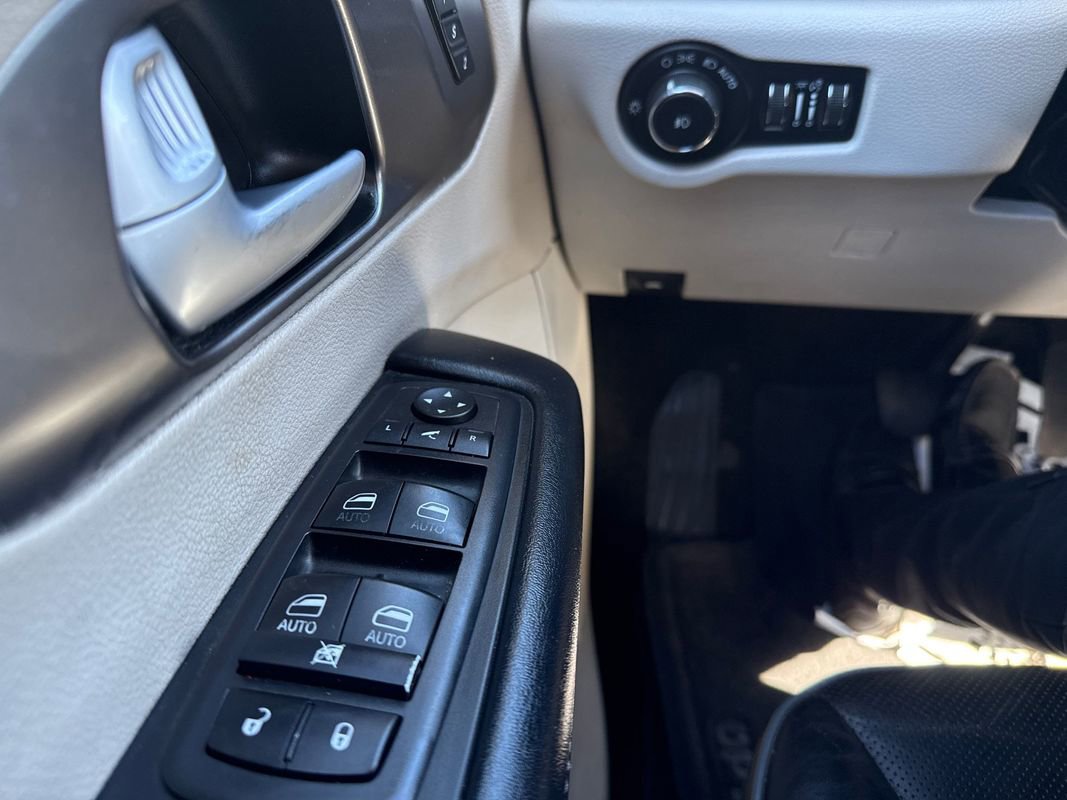 Used 2017 Chrysler Pacifica Limited image 25