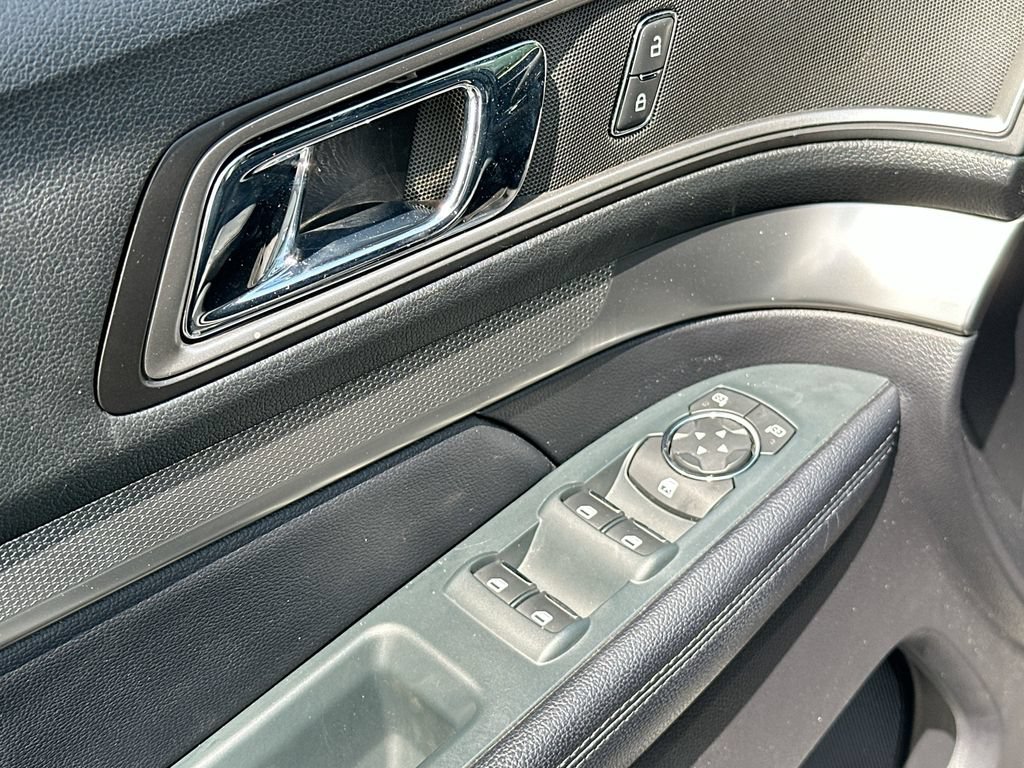 Used 2018 Ford Explorer XLT w/ Equipment Group 202A FWD image 21