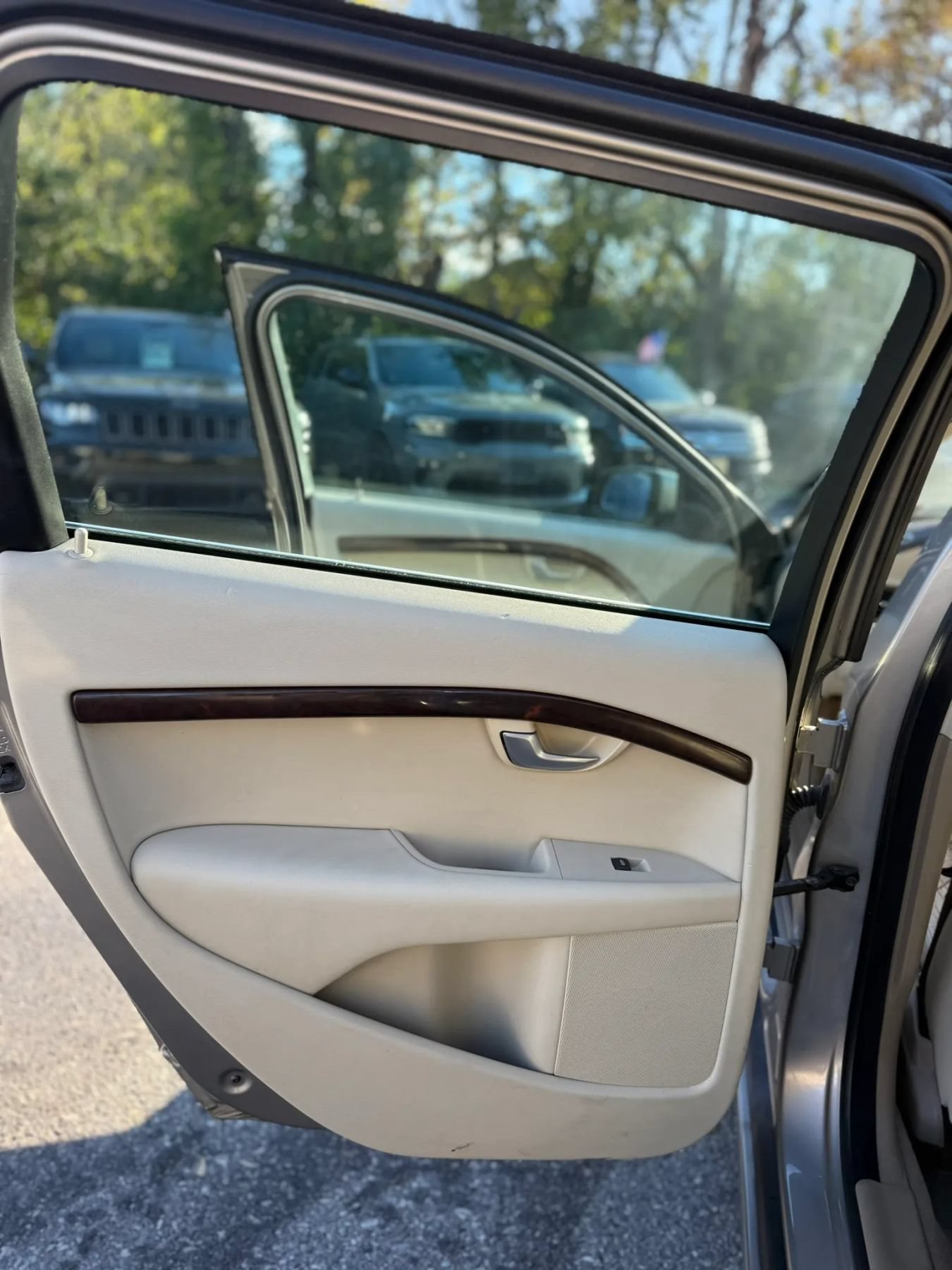 Used 2010 Volvo V70 R-Design FWD image 16