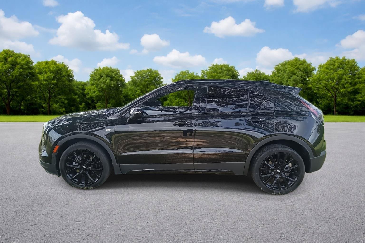 Used 2022 Cadillac XT4 Sport w/ LPO, ONYX Package FWD image 4