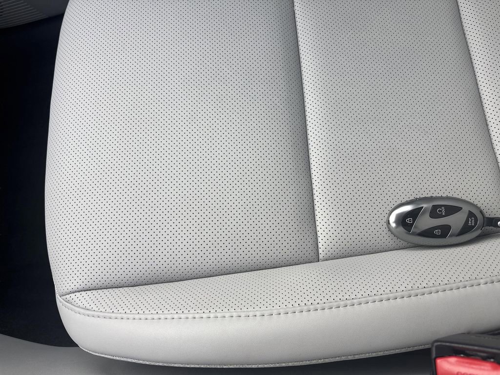 Used 2024 Hyundai Kona Limited image 28