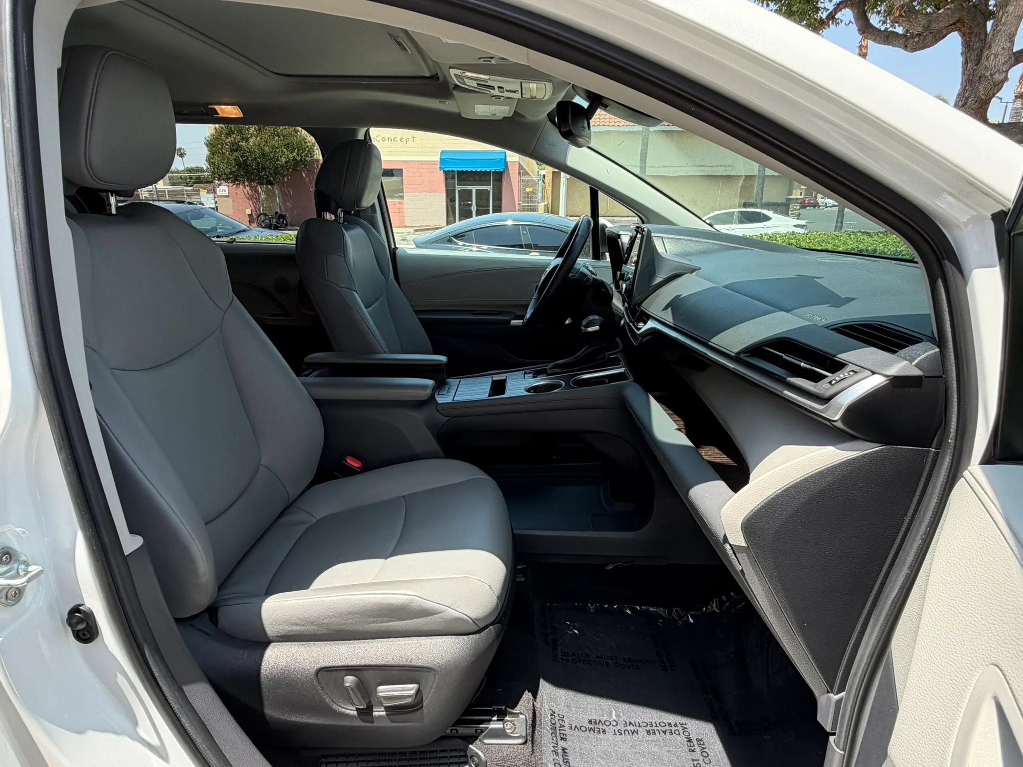 Used 2023 Toyota Sienna XLE FWD image 24
