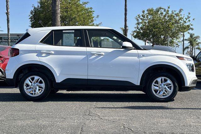 Certified 2026 Hyundai Venue SE FWD image 3