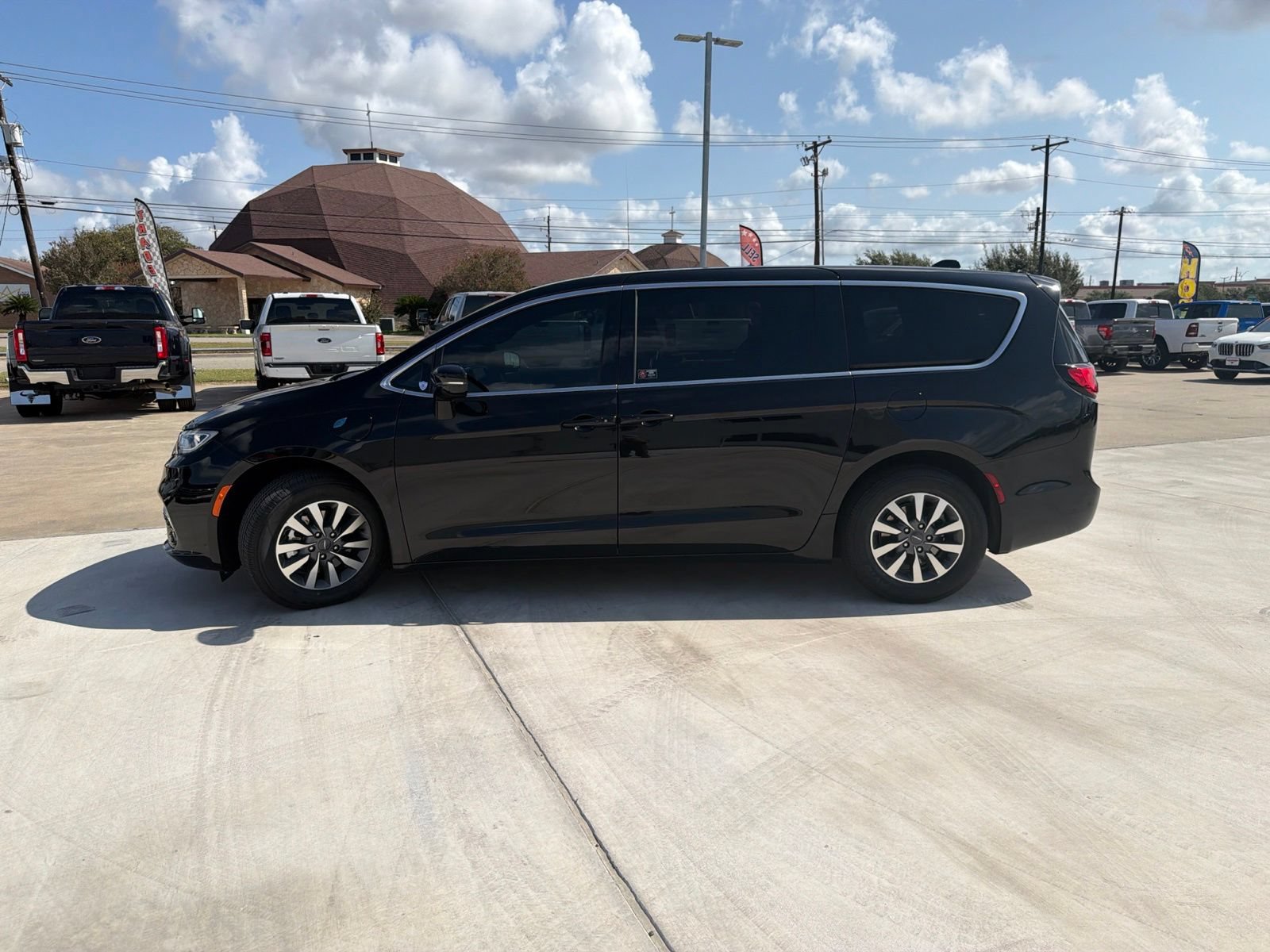 Used 2025 Chrysler Pacifica Select FWD image 4