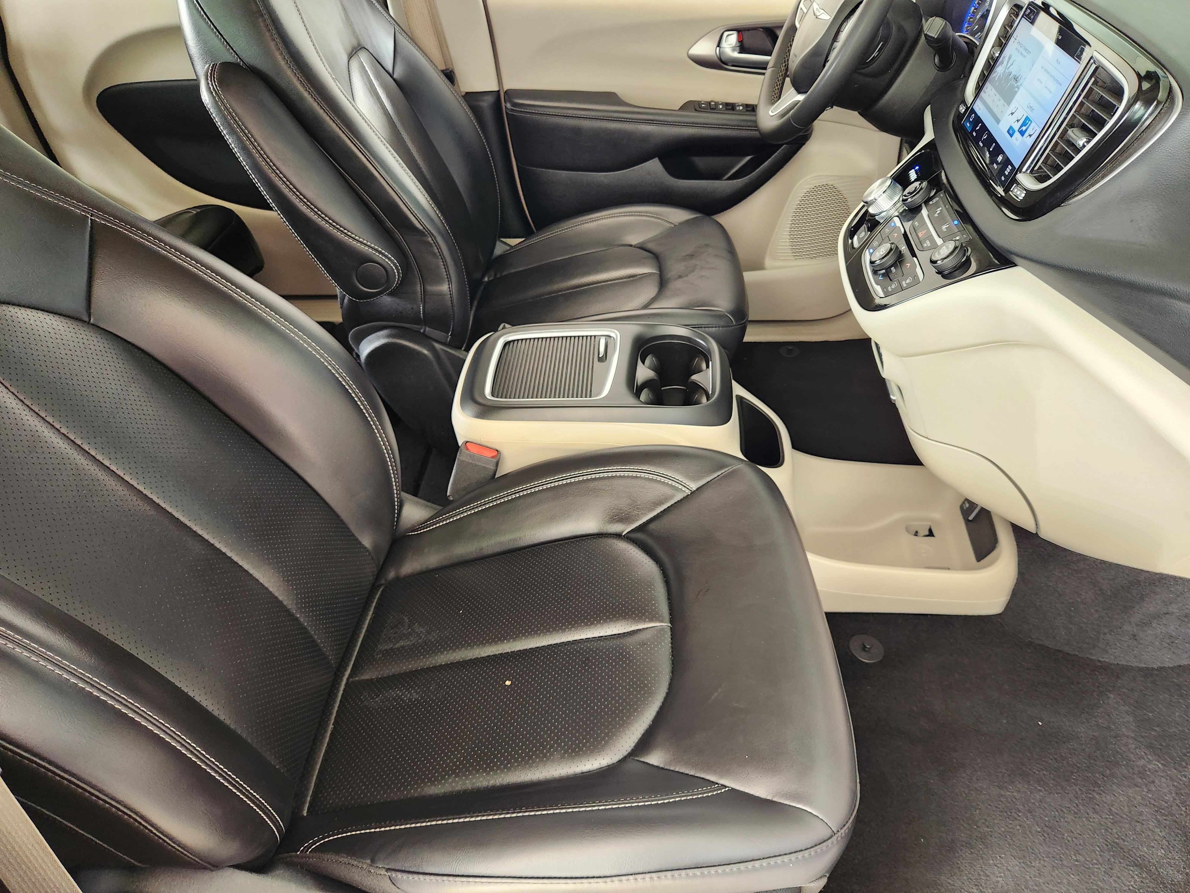 Used 2023 Chrysler Pacifica Touring-L FWD image 15