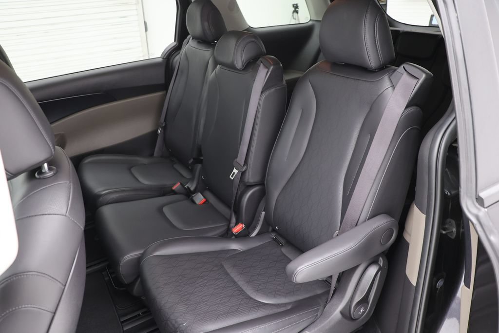 Used 2025 Kia Carnival FWD image 10