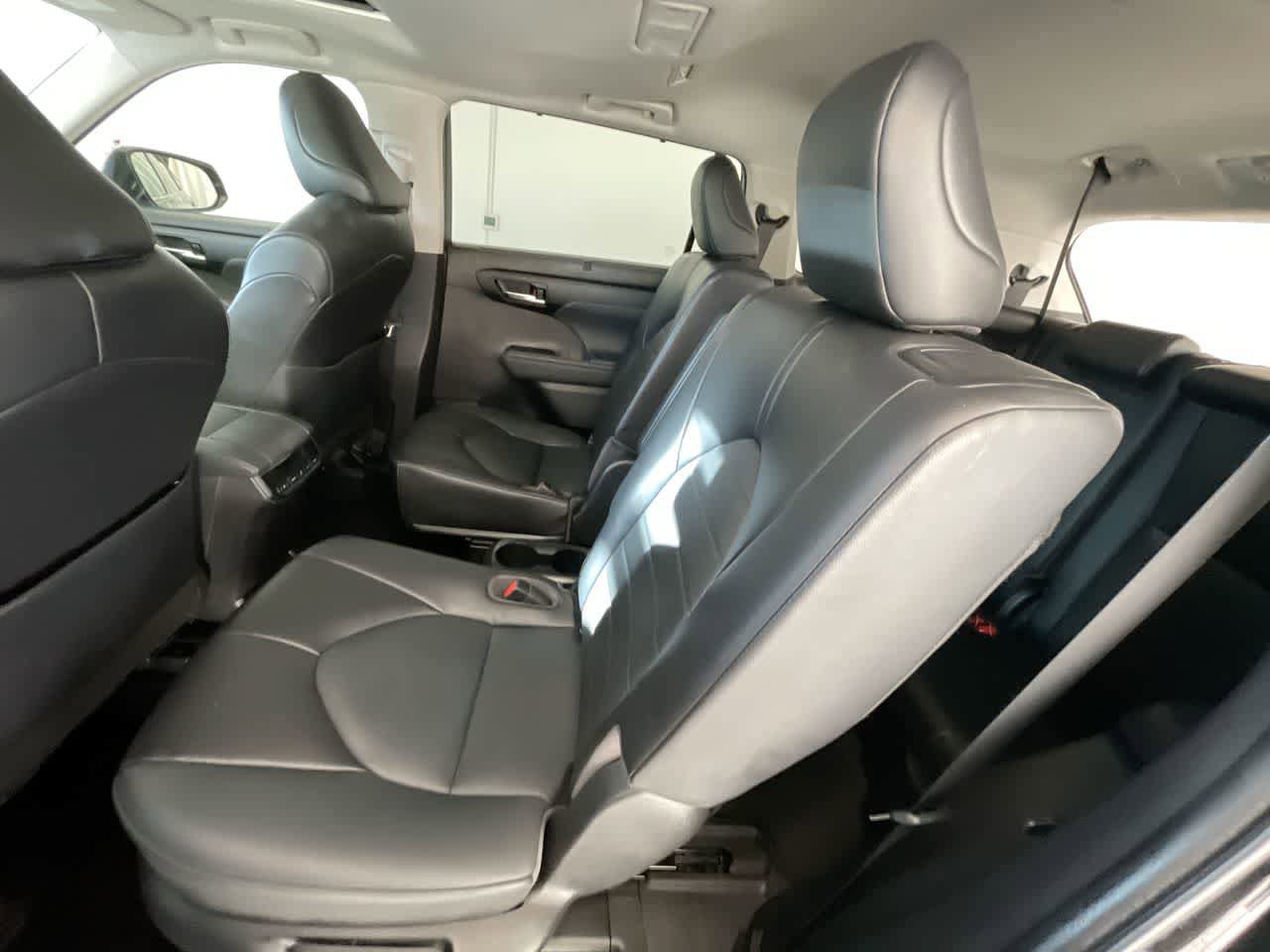 Used 2022 Toyota Highlander XLE AWD/4WD image 23
